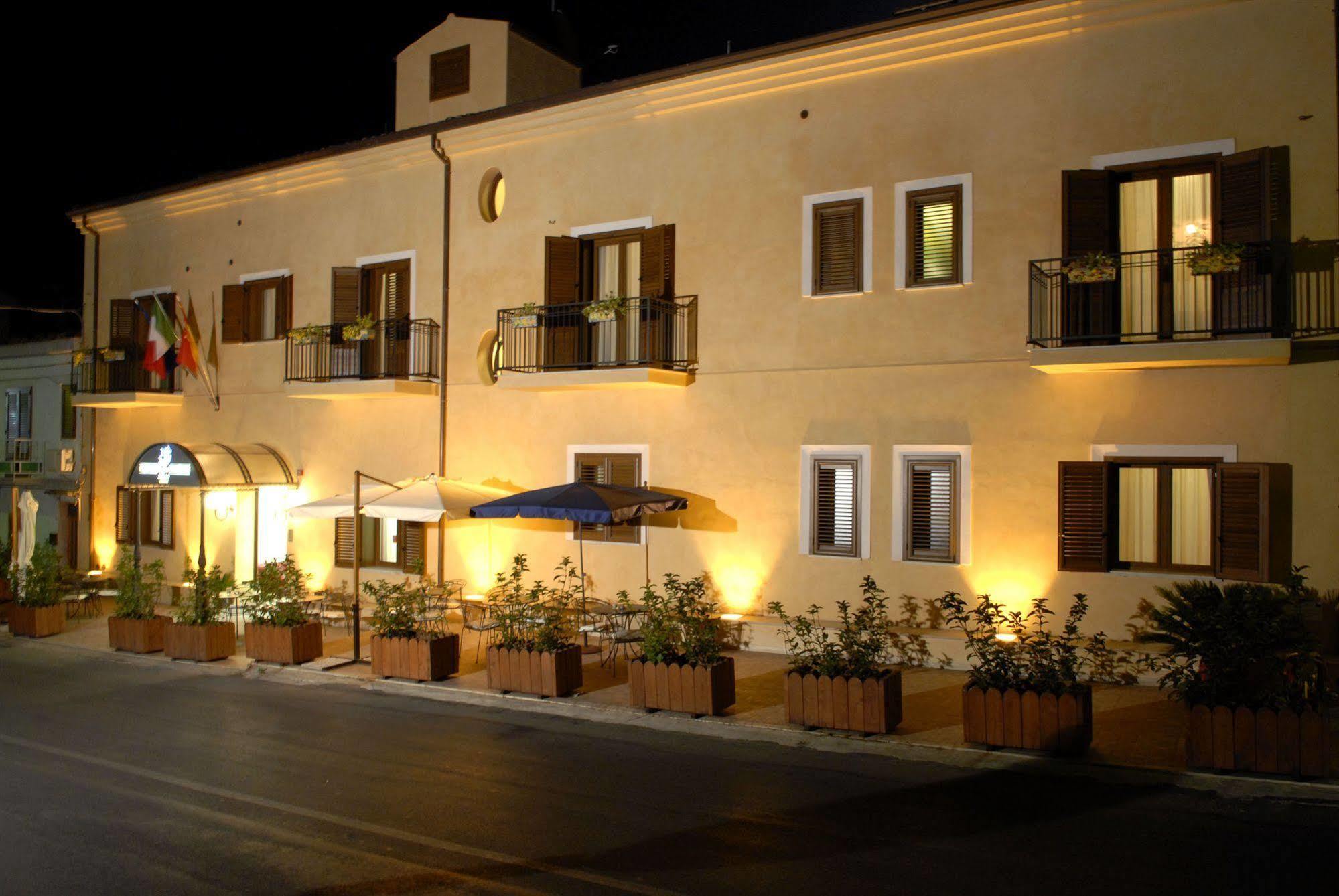 Hotel Paradiso Delle Madonie กัสเตลบูโอโน ภายนอก รูปภาพ